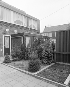 881494 Gezicht op de achterzijde van een huis aan de Abrikoosstraat te Utrecht.
